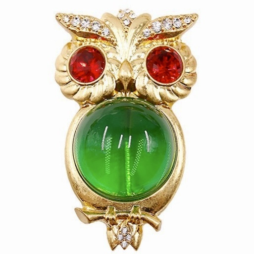 Брошка металева на золотистій основі сова на гілочці з червоними очима та зеленим кулею розмір 70х40 мм