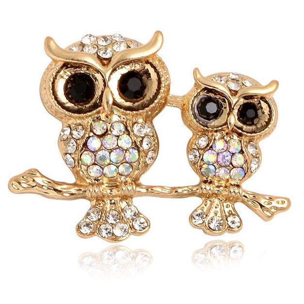 Брошка металева на золотистій основі дві сови на гілочці з переливними стразами розмір 30х35 мм