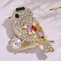 Брошка металева на золотистій основі пташка на гілочці з різнобарвними стразами розмір 30х25 мм