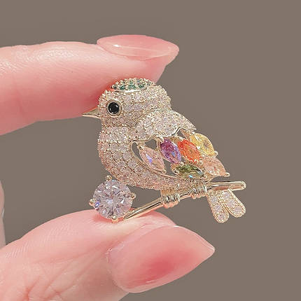 Брошка металева на золотистій основі пташка на гілочці з різнобарвними стразами розмір 30х25 мм, фото 2