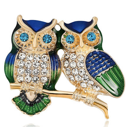 Брошка металева на золотистій основі дві сови на гілочці зі стразами покрита кольоровою емаллю розмір 30х25 мм, фото 1