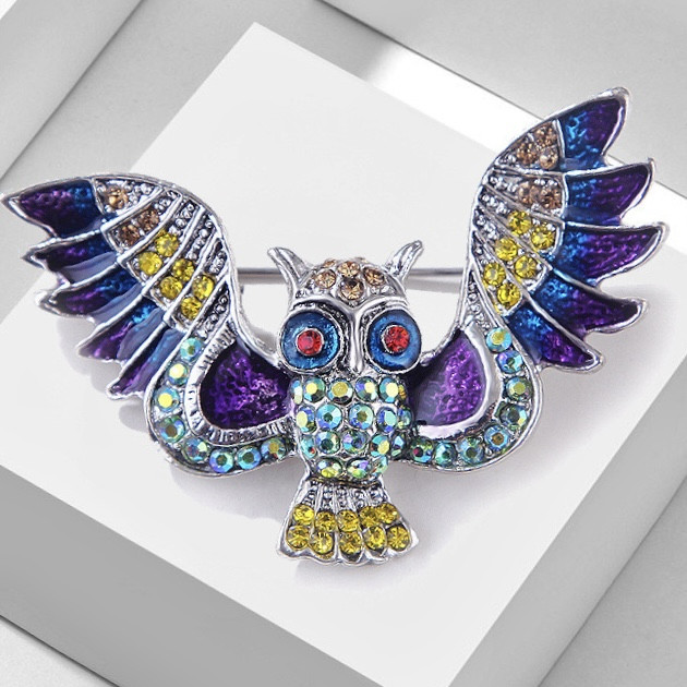 Брошка металева на сріблястій основі сова з різнобарвними стразами покрита емаллю розмір 55х35 мм