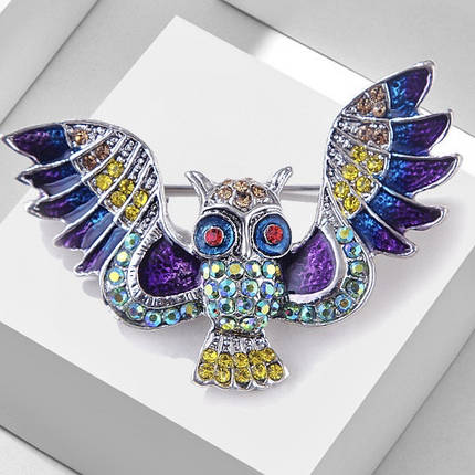 Брошка металева на сріблястій основі сова з різнобарвними стразами покрита емаллю розмір 55х35 мм, фото 1