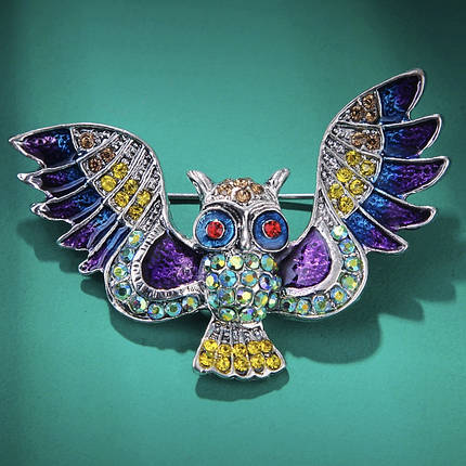 Брошка металева на сріблястій основі сова з різнобарвними стразами покрита емаллю розмір 55х35 мм, фото 2
