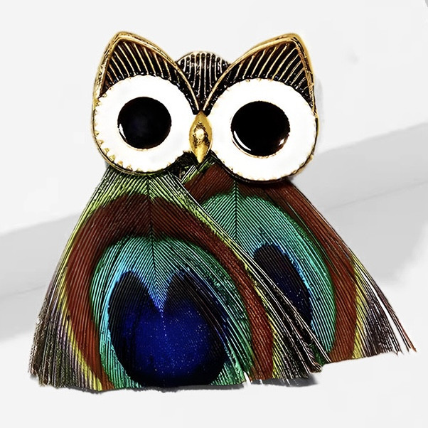 Брошка металева на золотистій основі сова з пір'їнками павича покрита кольоровою емаллю розмір 55х35 мм