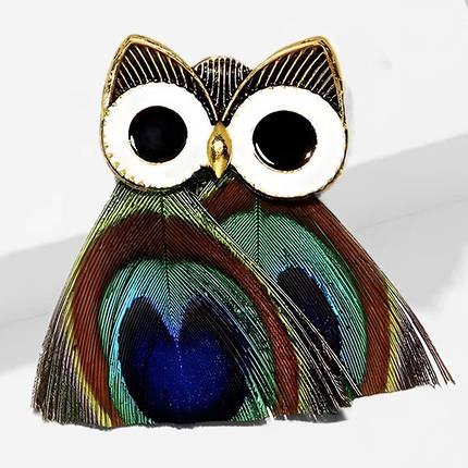Брошка металева на золотистій основі сова з пір'їнками павича покрита кольоровою емаллю розмір 55х35 мм, фото 1