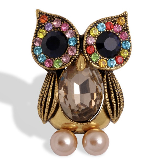 Брошка металева на золотистій основі сова з різнобарвними кристалами та бежевими намистинами розмір 45х30 мм