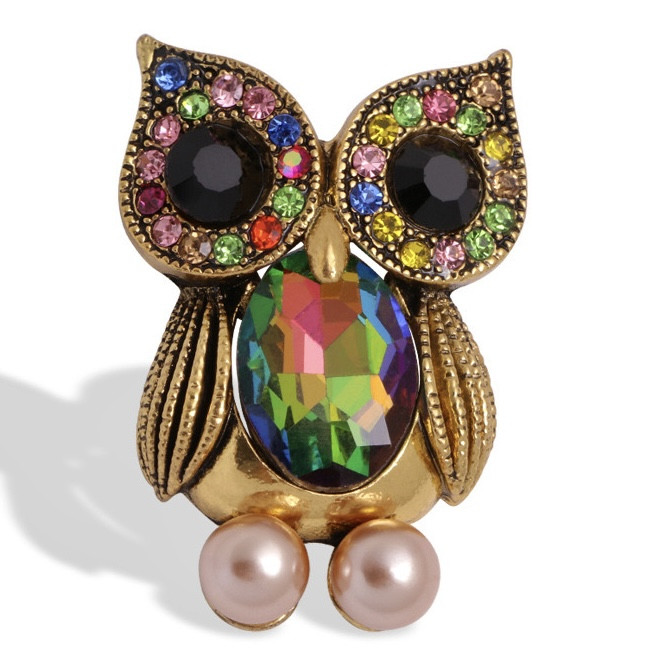 Брошка металева на золотистій основі сова з різнобарвними кристалами та бежевими намистинами розмір 45х30 мм