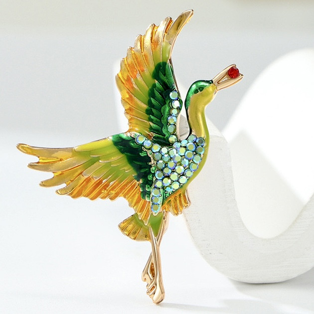Брошка металева на золотистій основі журавель із кристалами покрита кольоровою емаллю розмір 45х40 мм