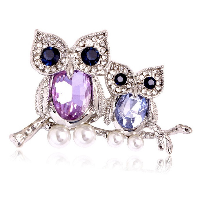 Брошка металева на сріблястій основі дві сови на гілочці зі стразами та білими намистинами розмір 50х30 мм