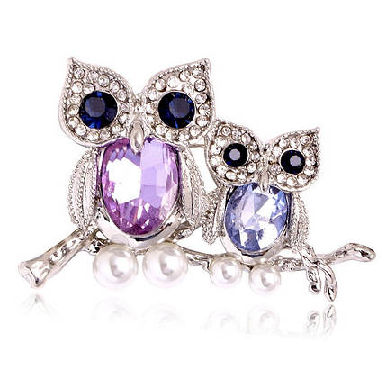 Брошка металева на сріблястій основі дві сови на гілочці зі стразами та білими намистинами розмір 50х30 мм, фото 1