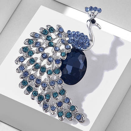 Брошка металева на сріблястій основі павич із різнобарвними камінцями розмір 65х40 мм, фото 1