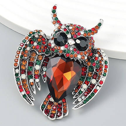 Брошка металева на сріблястій основі сова з різнобарвними стразами, що переливаються, розмір 65х55 мм, фото 1