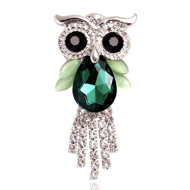 Брошка металева на сріблястій основі сова з білими та смарагдовими стразами розмір 45х25 мм