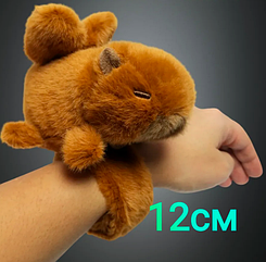 Заводна плюшева іграшка браслет м'яка Капібара з крилами/ браслет на руку на механізмі