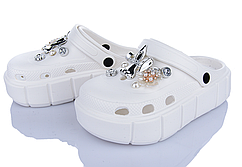 Білі крокси на платформі з ексклюзивними джебітсами