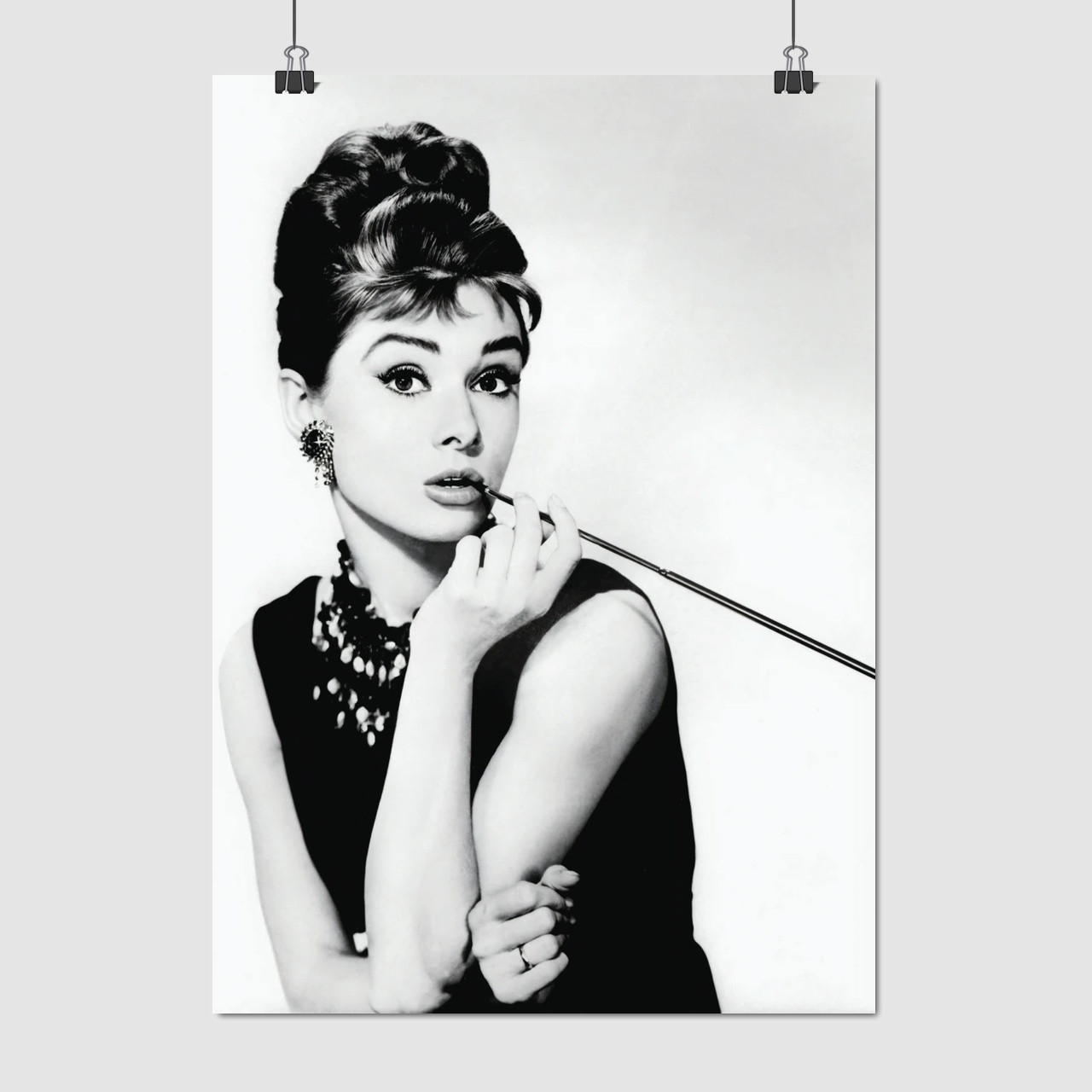 Плакат "Одрі Хепберн, фото з цигаркою, Audrey Hepburn", 60×43см
