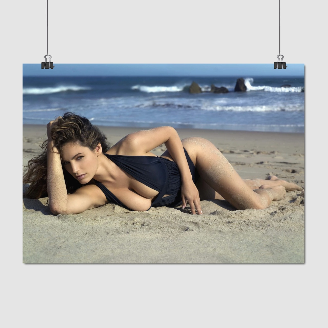 Плакат "Дівчина на піску", 43×60см