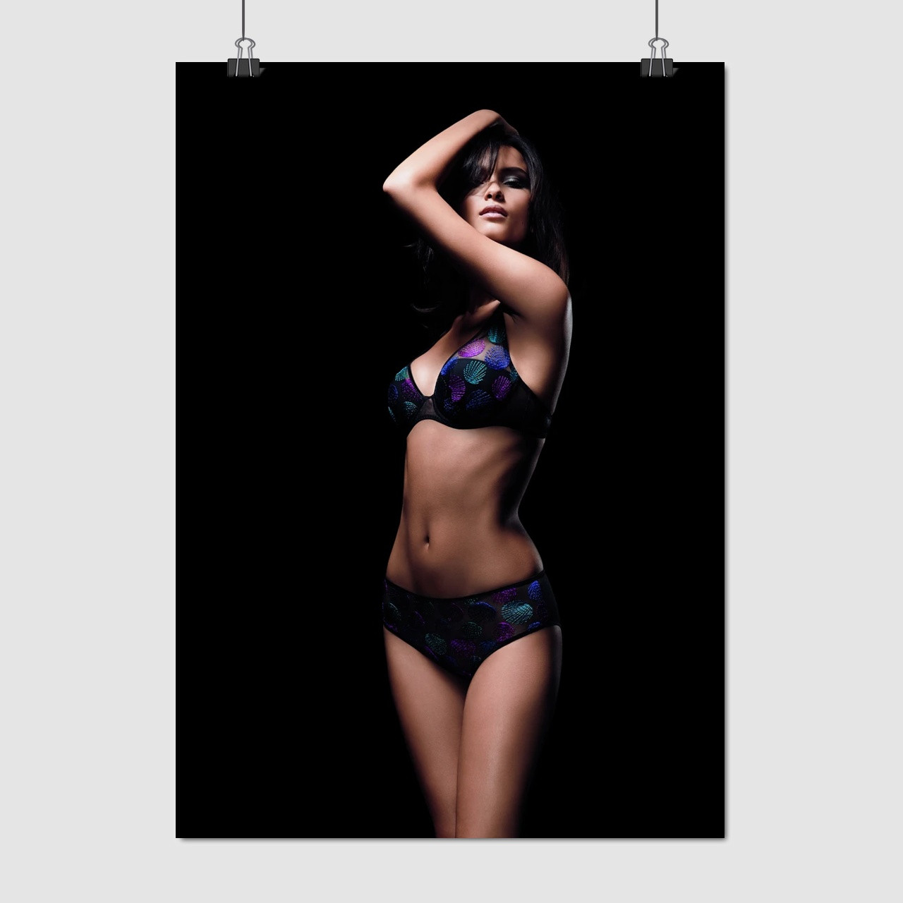 Плакат "Дівчина на чорному тлі", 60×43см