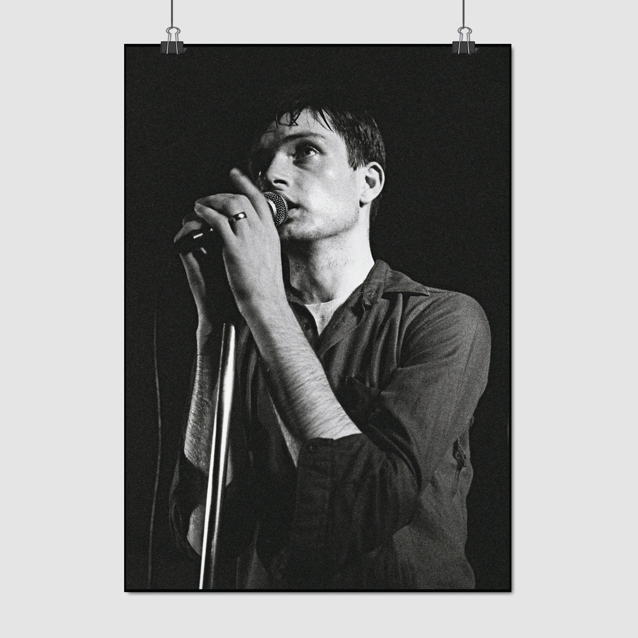Плакат "Джой Дивіжн, Ієн Кертіс з мікрофоном, Joy Division, Ian Curtis", 60×43см