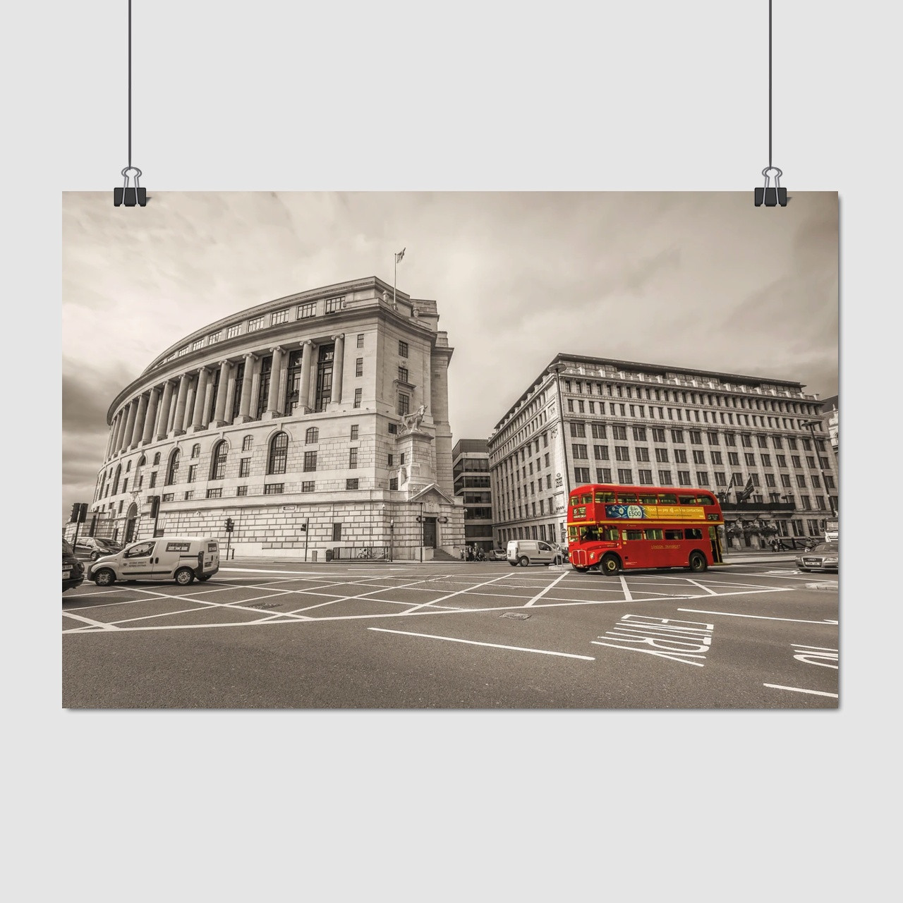 Плакат "Англія, Лондон, червоний автобус на сірий вулиці, London, England", 40×60см