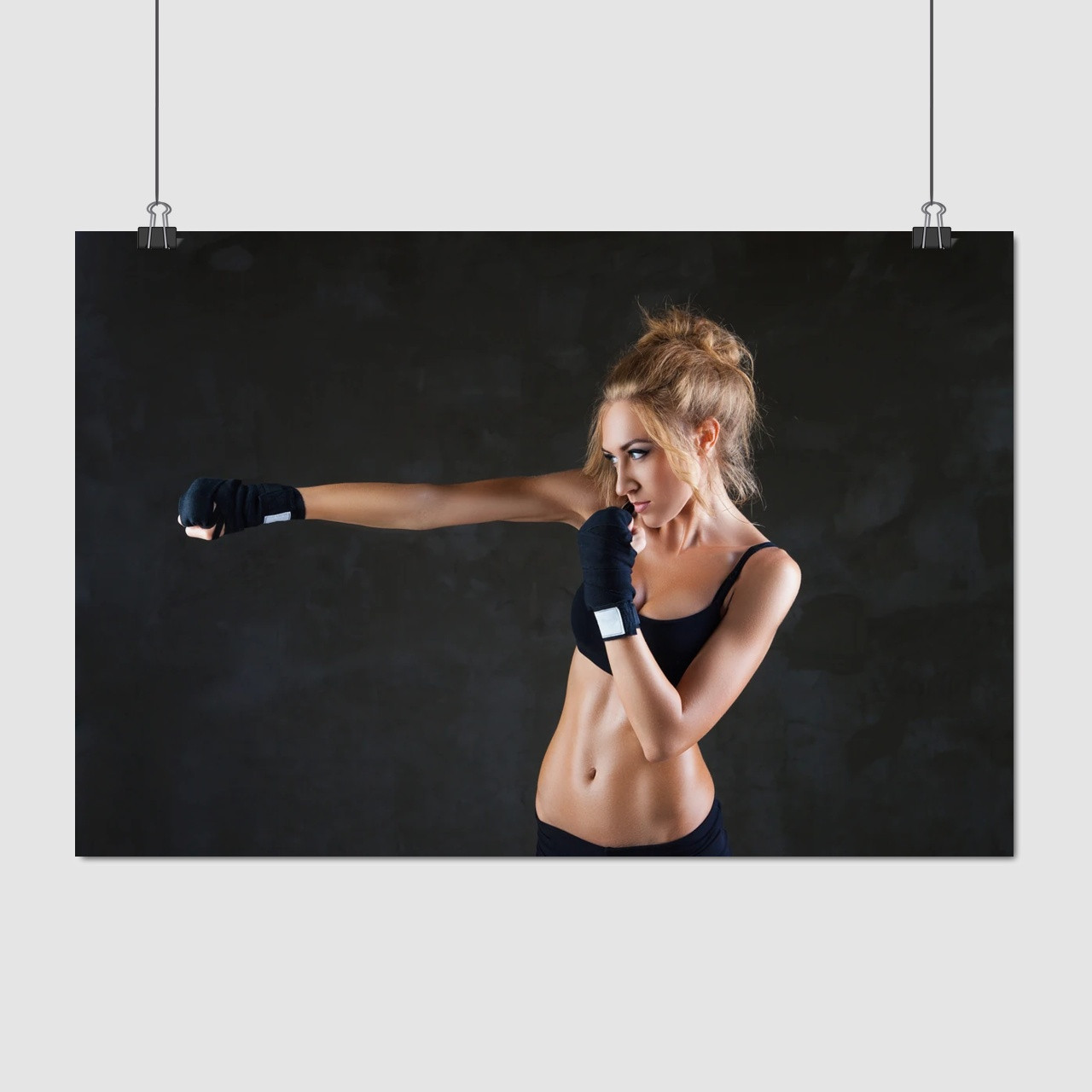 Плакат "Дівчина в топі відпрацьовує удар рукою", 40×60см