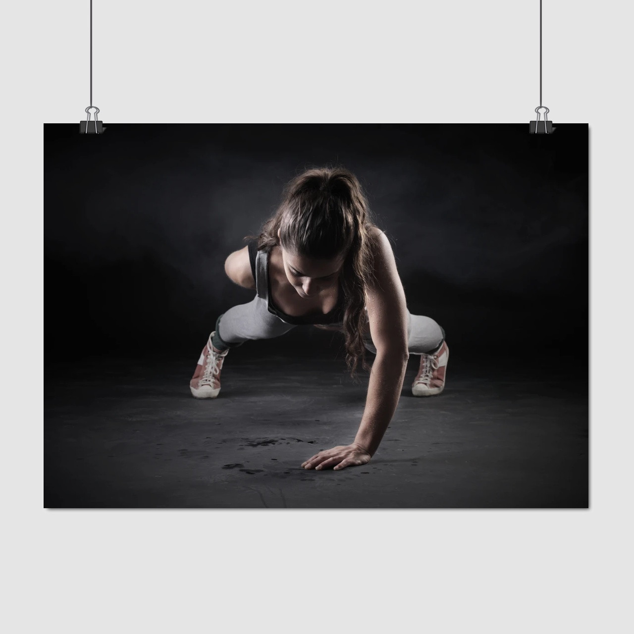 Плакат "Дівчина віджимається на одній руці", 40×60см