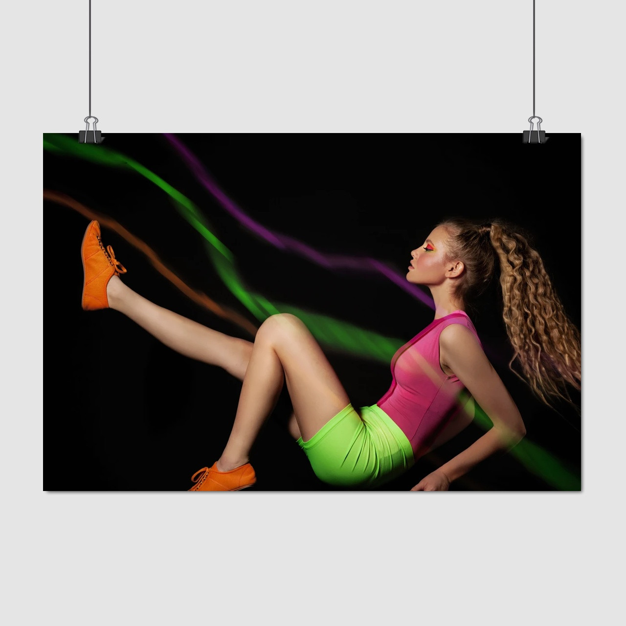 Плакат "Дівчина-модель в рожевому топі", 40×60см