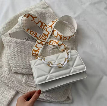 Стильна жіноча сумка біла з ланцюгом