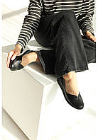 Шкіряні жіночі туфлі чорного кольору на низькому ходу