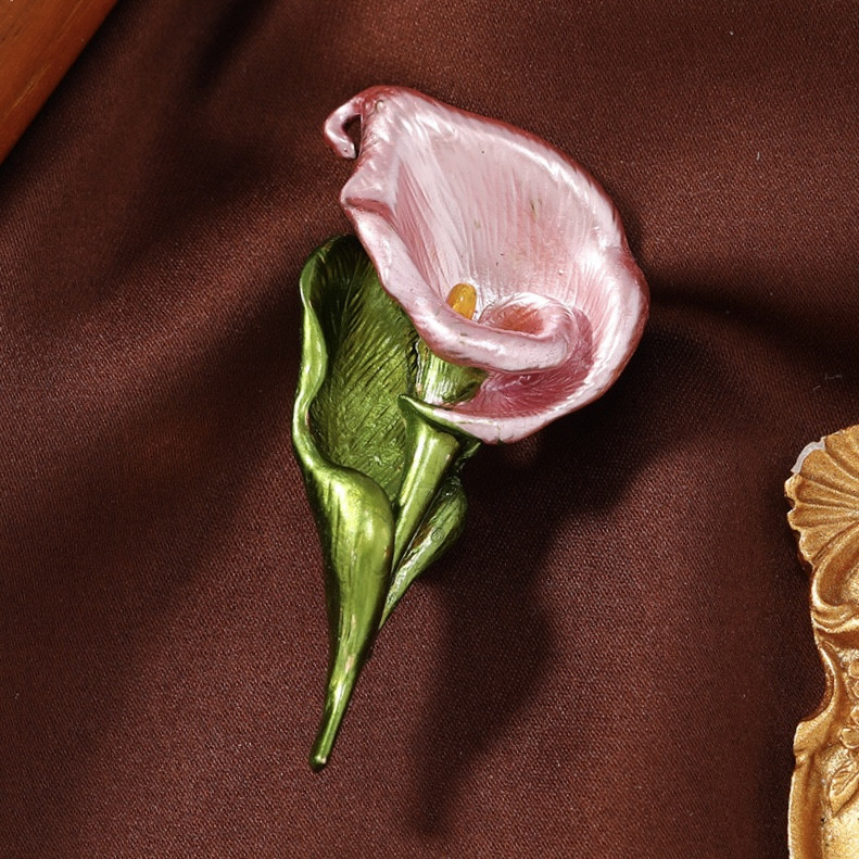 Брошка на золотистій основі квіточок калу покрита кольоровою емаллю розмір виробу 60х25 мм