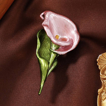 Брошка на золотистій основі квіточок калу покрита кольоровою емаллю розмір виробу 60х25 мм, фото 1