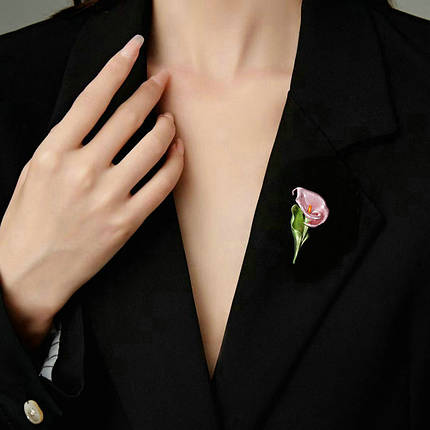 Брошка на золотистій основі квіточок калу покрита кольоровою емаллю розмір виробу 60х25 мм, фото 2