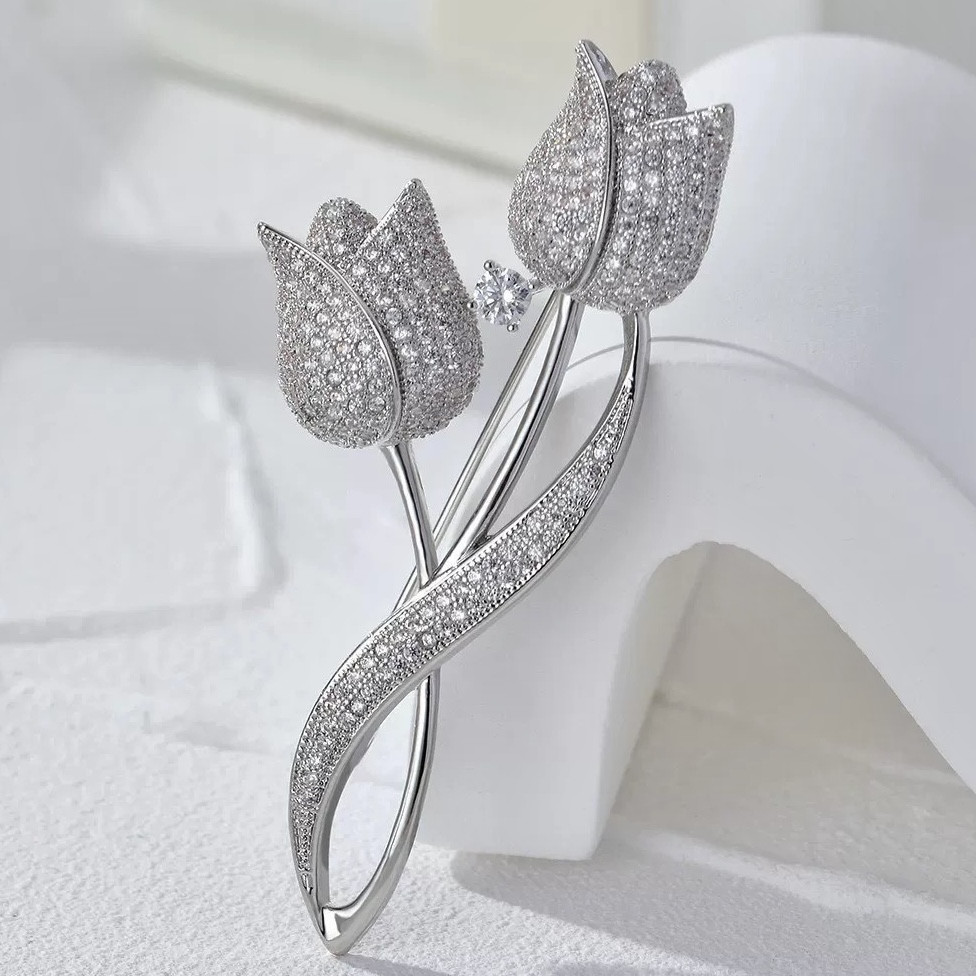 Брошка на сріблястій основі тюльпани усипані білими кришталевими камінчиками розмір виробу 55Х30 мм