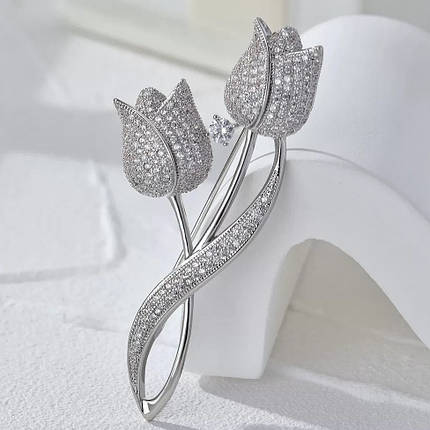 Брошка на сріблястій основі тюльпани усипані білими кришталевими камінчиками розмір виробу 55Х30 мм, фото 1