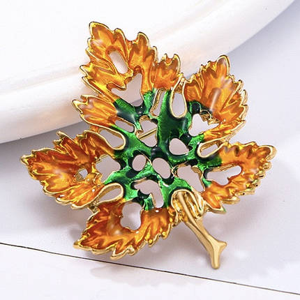 Брошка на золотистій основі листок жовтогарячо-зелений осінь покрита кольоровою емаллю розмір виробу 35х40 мм, фото 1