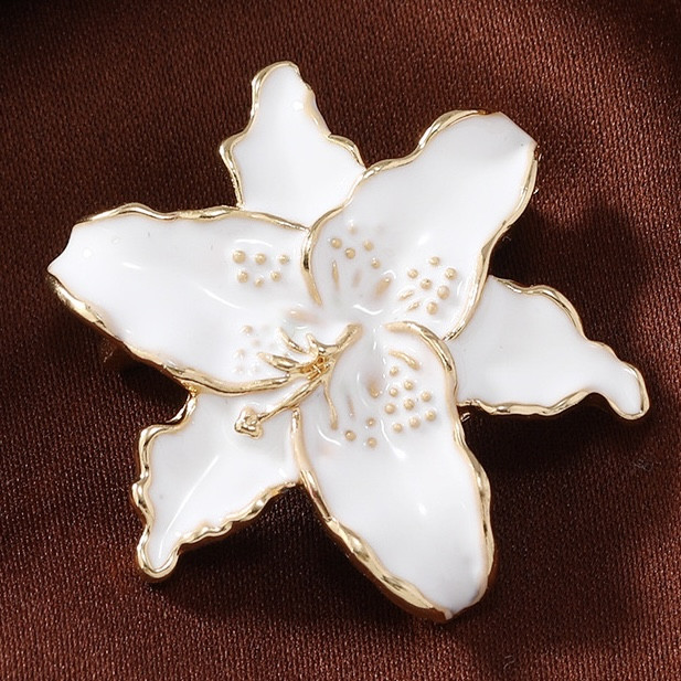 Брошка на золотистій основі квіток біла лілія покрита кольоровою емаллю розмір виробу 35х35 мм