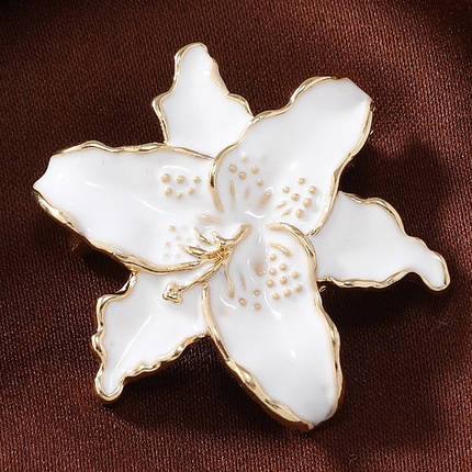 Брошка на золотистій основі квіток біла лілія покрита кольоровою емаллю розмір виробу 35х35 мм, фото 1