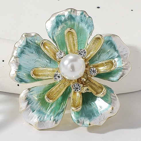 Брошка на золотистій основі квіточок зі стразами та білою намистиною покрита кольоровою емаллю розмір виробу 40х35 мм