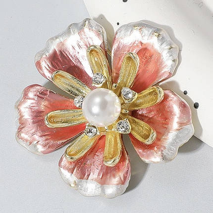 Брошка на золотистій основі квіточок зі стразами та білою намистиною покрита кольоровою емаллю розмір виробу 40х35 мм, фото 1