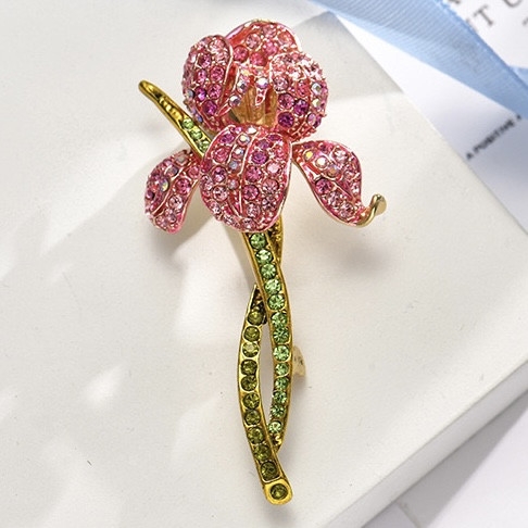 Брошка на золотистій основі квіточок із рожевими та зеленими кришталевими камінчиками розмір виробу 65х35 мм