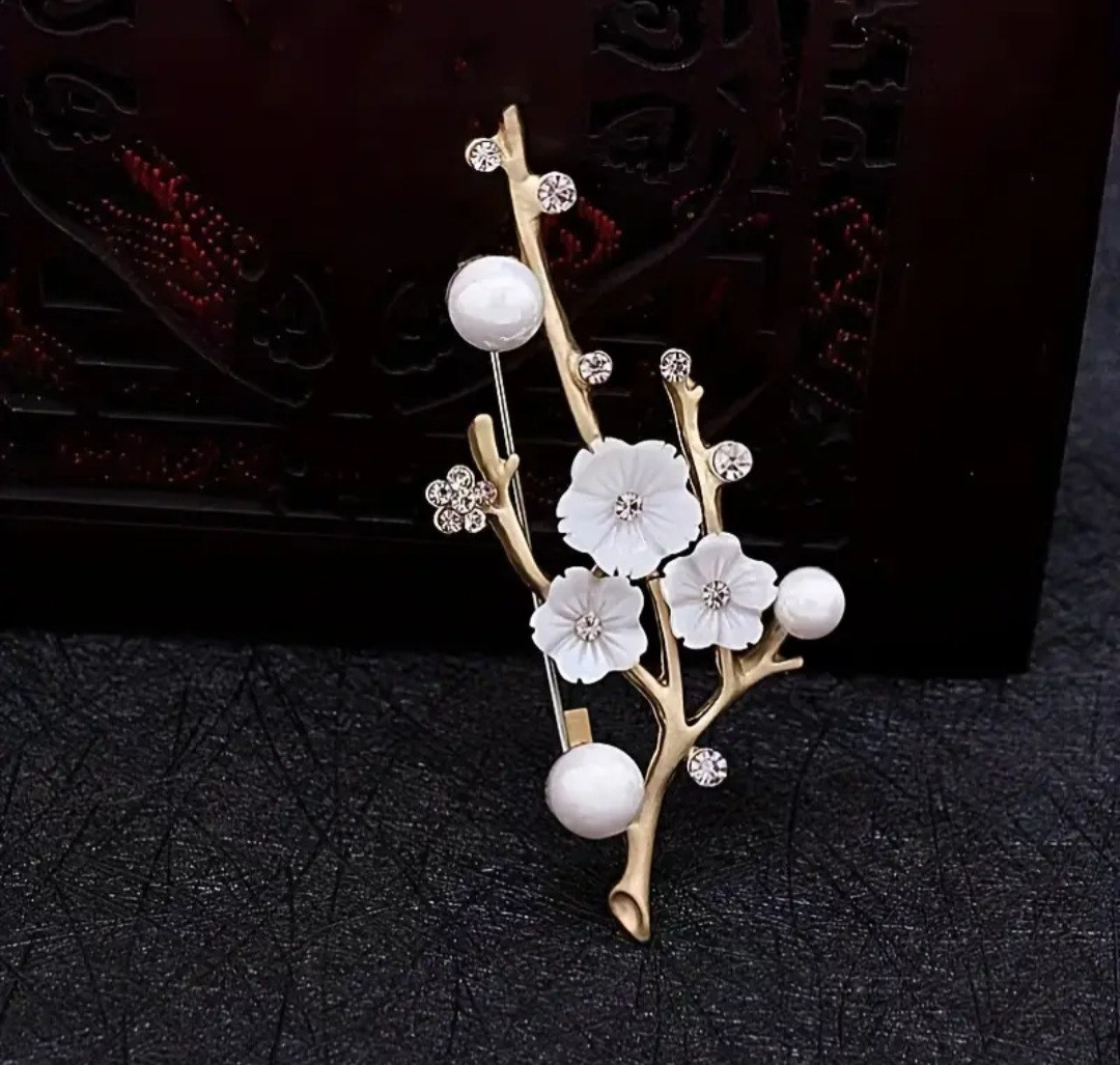 Брошка гілочка з білими квіточками Розмір 65 мм × 25 мм