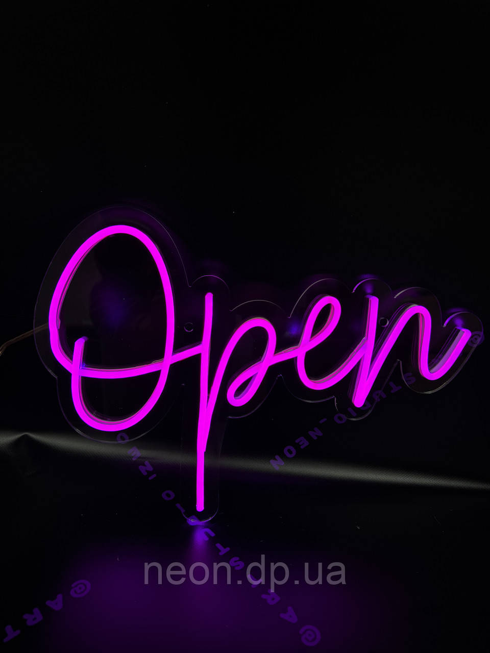 Неонова вивіска "Open"