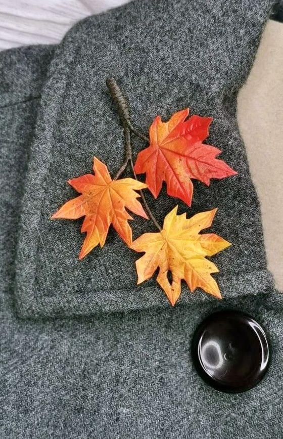 Брош зі штучним листям