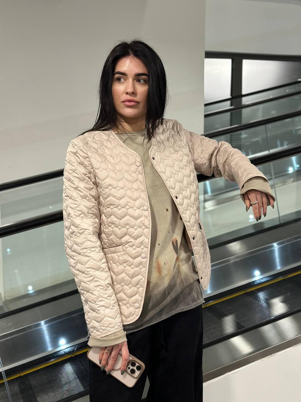 Трендова весняна куртка бомбер стьобана в сердечка 42-52 розміри бежева, фото 1