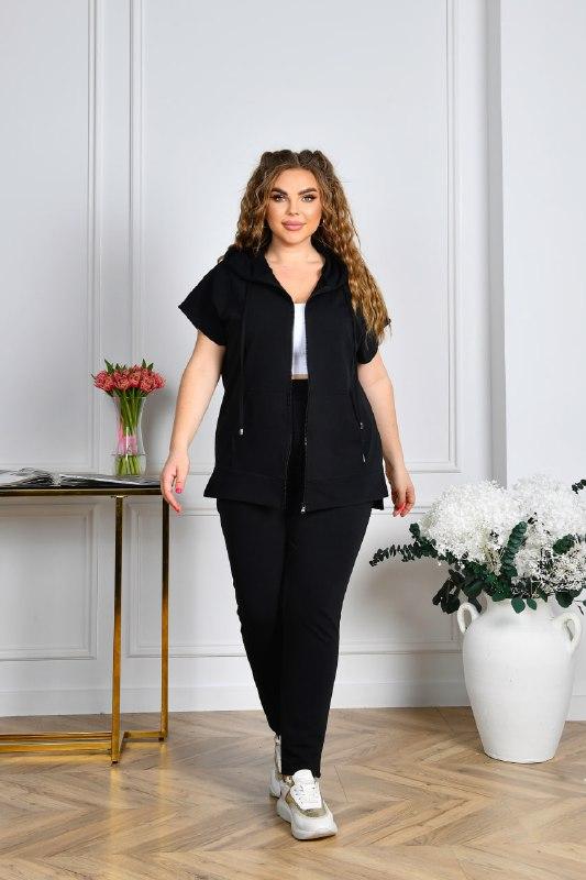 Чорний жіночий спортивний костюм з укороченими штанами батал