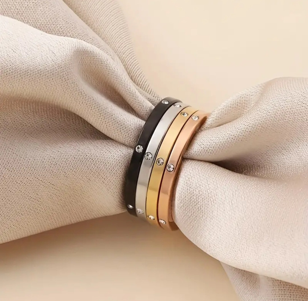 Комплект кілець 17 розмір з чотирьох відтінків позолоти медична сталь Stainless Steel код 6713