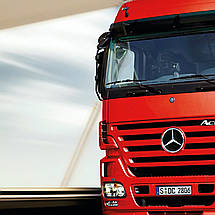 Плакат "Вантажівка Мерседес червона на мосту, Mercedes", 43×60см, фото 2