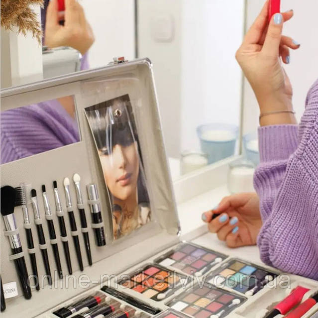 Купить Набор для макияжа в кейсе 68 предметов, 35х28х7,5см