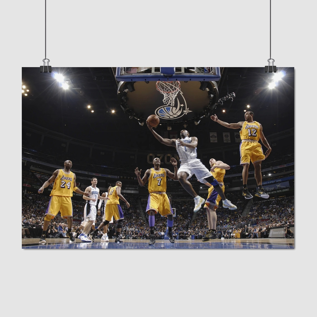 Плакат "Баскетболісти Lakers у стрибку біля кошика", 40×60см